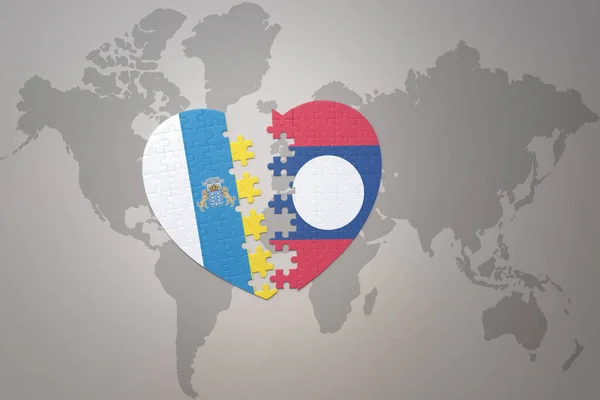 在世界地图的背景图上 用老挝和金丝雀岛上的国旗拼凑人心 3D插图 — 图库照片