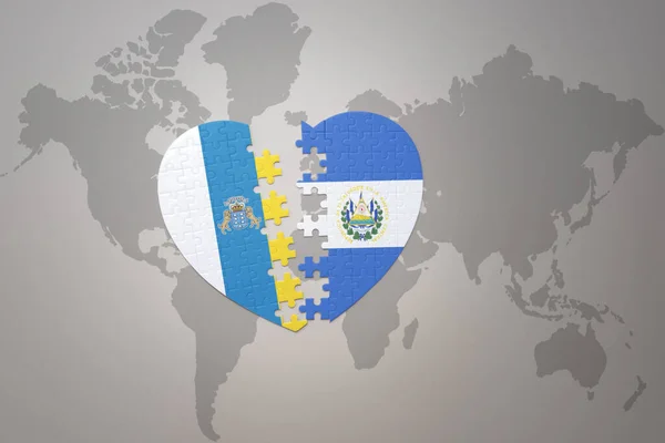 Пуховое Сердце Национальным Флагом Сальвадора Канарейских Островов Фоне Карты Мира — стоковое фото