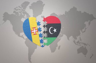 Dünya haritasının arka planında ulusal libya ve madeira bayrağı olan bir yapboz kalbi. Kavram. 3B illüstrasyon