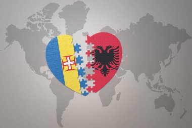 Dünya haritasının arka planında, albanya ve madeira 'nın ulusal bayrağı olan bir yapboz kalbi. Kavram. 3B illüstrasyon