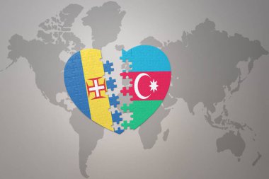 Dünya haritasının arka planında Azerbaijan ve Madeira 'nın ulusal bayrağını taşıyan bir bulmaca kalbi. Kavram. 3B illüstrasyon