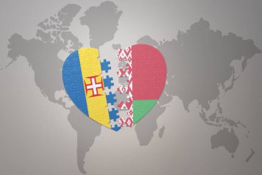 Dünya haritasının arka planında Belarus ve Madeira 'nın ulusal bayrağı olan bir yapboz kalp. Kavram. 3B illüstrasyon