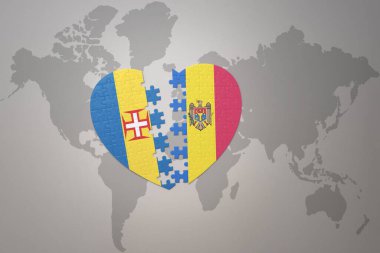 Moldova ve Madeira 'nın ulusal bayrağını içeren bir bulmaca kalbi dünya haritası arka planında. Kavram. 3B illüstrasyon