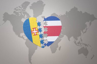 Dünya haritasının arka planında Costa rica ve Madeira 'nın ulusal bayrağını taşıyan yapboz kalp. Kavram. 3B illüstrasyon