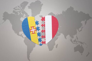Dünya haritasının arka planında ulusal Peru ve Madeira bayrağı olan bir yapboz kalbi. Kavram. 3B illüstrasyon