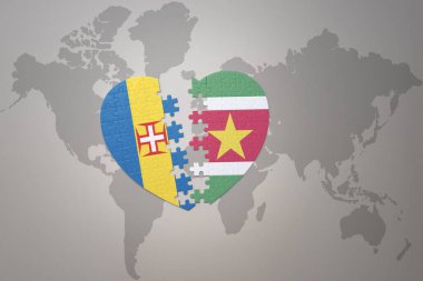 Dünya haritasının arka planında surinam ve madeira ulusal bayrağı olan bir bulmaca kalbi. Kavram. 3B illüstrasyon