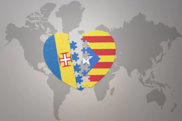 Пузатое Сердце Национальным Флагом Каталонии Майданом Фоне Карты Мира Концепция — стоковое фото