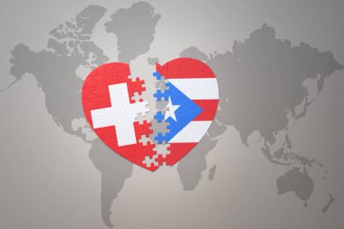 Porto Riko 'nun ulusal bayrağını taşıyan bir bulmaca kalbi ve bir dünya haritasına geçiş. 3B illüstrasyon