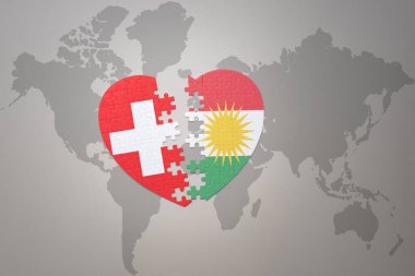 Kürdistan 'ın ulusal bayrağını taşıyan bir bulmaca kalbi ve dünya haritasının arka planında yer alan İsviçre. 3B illüstrasyon