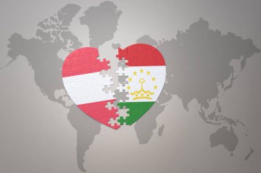 Tacikistan ve Avusturya 'nın ulusal bayrağıyla ilgili bir bulmaca kalbi dünya haritasında. 3B illüstrasyon