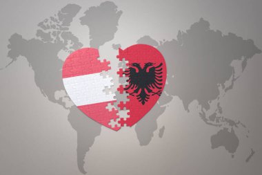 Albania ve Avusturya 'nın ulusal bayrağıyla ilgili bir bulmaca kalbi dünya haritasında. 3B illüstrasyon