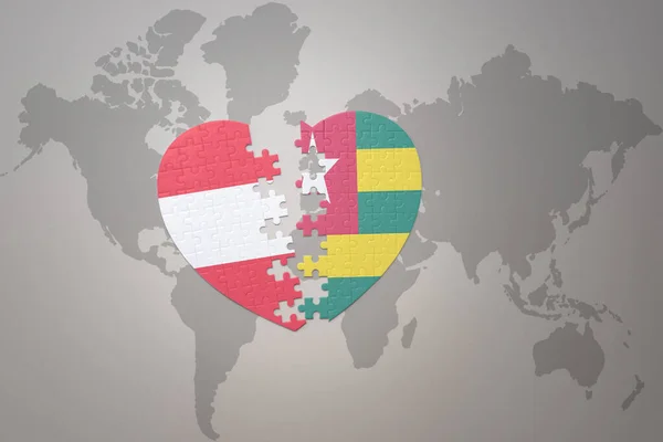 世界地図の背景にトーゴとオーストリアの国旗が描かれたパズルハート 3Dイラスト — ストック写真