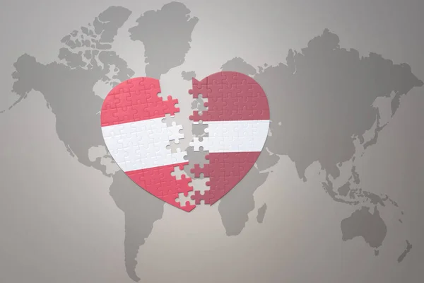Puzzle Srdce Národní Vlajkou Lotyšska Rakouska Pozadí Světové Mapové Koncepce — Stock fotografie