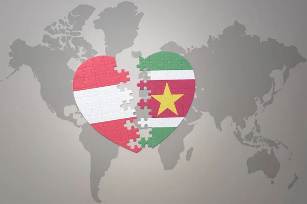 Puzzleherz Mit Der Nationalflagge Surinams Und Österreichs Auf Einer Weltkarte — Stockfoto