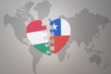 Şili ve Hungary 'nin ulusal bayrağını içeren bir yapboz kalbi dünya haritasında. 3B illüstrasyon