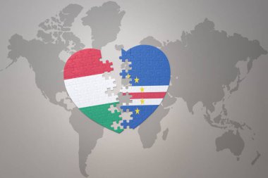 Pelerin Verde ve Hungary 'nin ulusal bayrağıyla bir dünya haritasında bulmaca kalbi. 3B illüstrasyon