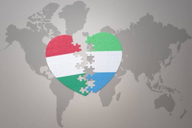 Dünya haritasında Sierra Leone ve Hungary 'nin ulusal bayrağıyla bulmaca kalbi. 3B illüstrasyon