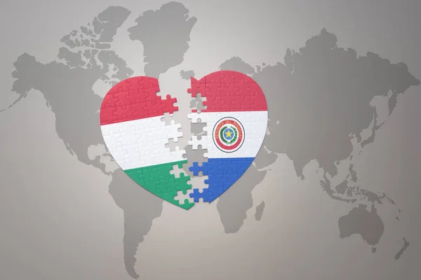 Puzzle Srdce Národní Vlajkou Paraguaye Maďarské Pozadí Světové Mapové Koncepce — Stock fotografie