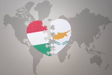 Dünya haritasının arka planında SİZ ve Hungary 'nin ulusal bayrağıyla bulmaca kalbi. 3B illüstrasyon