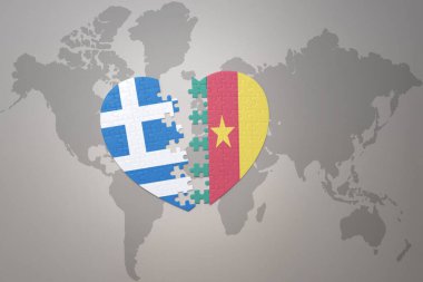 Kamerun ve Yunan ulusal bayrağının yapboz kalbi bir dünya haritasında. 3B illüstrasyon