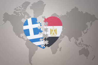 Mısırın ve Yunanistan 'ın ulusal bayrağını taşıyan bir bulmaca kalbi dünya haritasında. 3B illüstrasyon