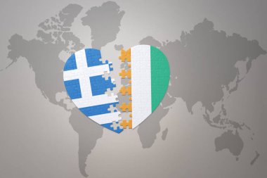 Cote Divoire ve Greece 'nin ulusal bayrağını içeren bir bulmaca kalbi dünya haritasında. 3B illüstrasyon