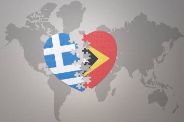 Doğu Timor ve Yunanistan 'ın ulusal bayrağıyla bir dünya haritasında bulmaca kalbi. 3B illüstrasyon