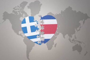 Dünya haritasında Costa Rica ve Yunanistan 'ın ulusal bayrağını taşıyan bir bulmaca kalbi. 3B illüstrasyon