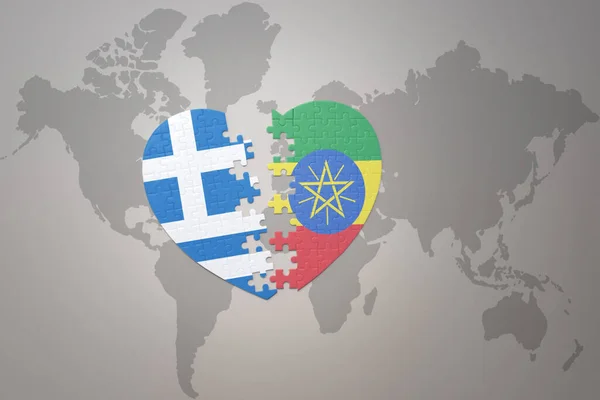 Serce Puzzle Flagą Narodową Etiopii Grecji Tle Mapy Świata Pojęcie — Zdjęcie stockowe