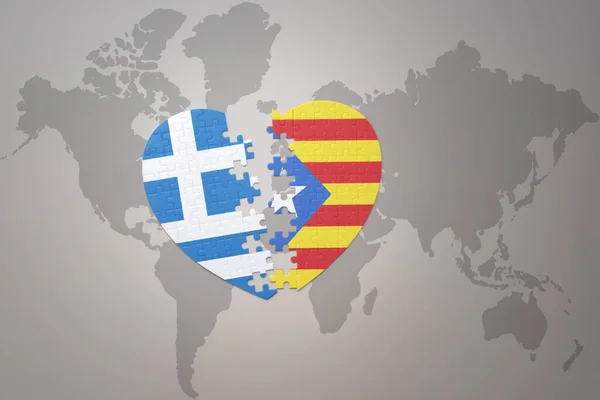 在世界地图的背景上 用加泰罗尼亚和希腊国旗拼凑人心 3D插图 — 图库照片
