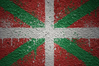 Bask ülkesinin büyük ulusal bayrağını büyük, eski, renkli bir duvara boyamış.