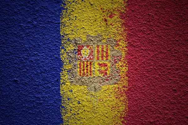Kolorowe Malowane Dużą Flagę Narodową Andorry Masywnym Starym Pękniętym Murze — Zdjęcie stockowe