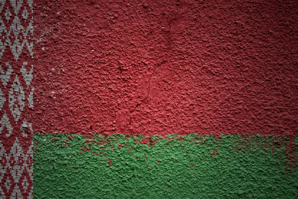 Красочный Раскрашенный Большой Национальный Флаг Беларуси Массивной Старой Трещинистой Стене — стоковое фото