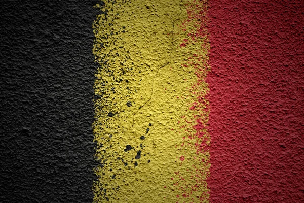 Çatlamış Büyük Bir Duvarın Üzerine Renkli Büyük Bir Belçika Bayrağı — Stok fotoğraf