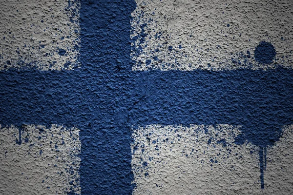 巨大な古い割れた壁に大きなフィンランドの国旗がカラフルに描かれ — ストック写真