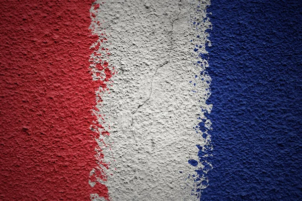 五彩斑斓的法国国旗挂在一面巨大的破墙上 — 图库照片