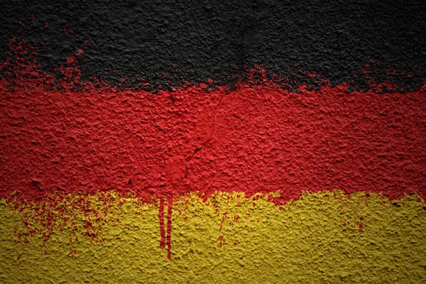Kolorowe Malowane Duże Flagi Narodowe Niemców Masywnym Starym Pękniętym Murze — Zdjęcie stockowe