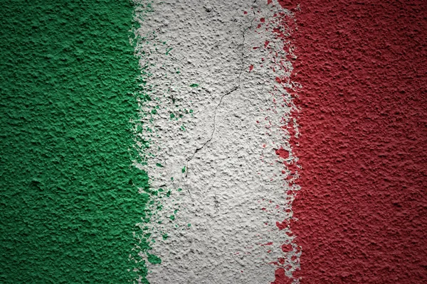 五彩斑斓的意大利国旗挂在一面巨大的破墙上 — 图库照片