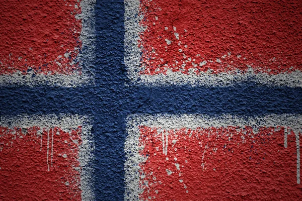 Kolorowe Malowane Duże Flagi Narodowe Norwegii Masywnym Starym Pękniętym Murze — Zdjęcie stockowe