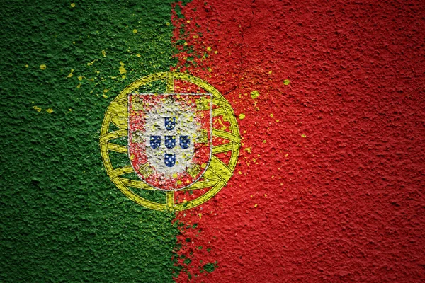 Красочный Раскрашенный Большой Национальный Флаг Португалии Массивной Старой Треснутой Стене — стоковое фото