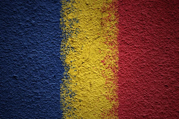 巨大な古い割れた壁にルーマニアの大きな国旗をカラフルな絵で描きました — ストック写真