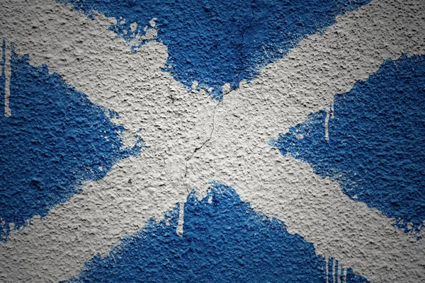 五彩斑斓的苏格兰国旗挂在一堵巨大的破墙上 — 图库照片