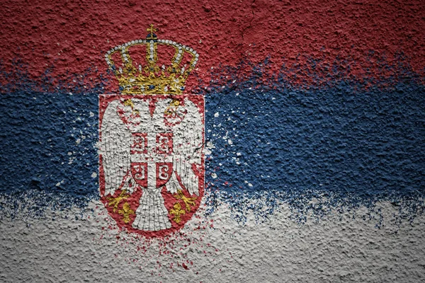 Барвистий Пофарбований Великий Національний Прапор Сербії Масивній Старій Тріснутій Стіні — стокове фото