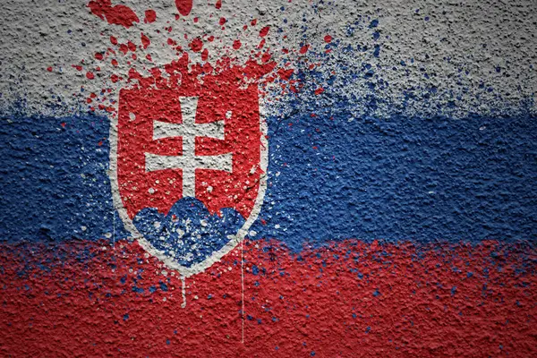 Kolorowe Malowane Duże Flagi Narodowe Słowacja Masywnym Starym Pękniętym Murze — Zdjęcie stockowe