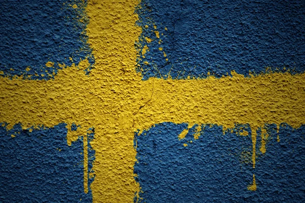 五彩斑斓的瑞典国旗挂在一面巨大的破墙上 — 图库照片