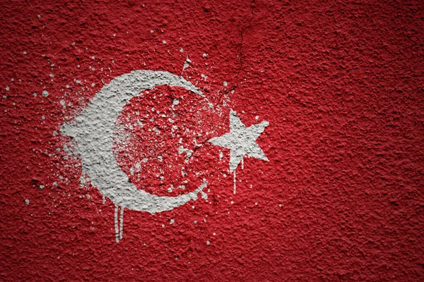 Барвистий Пофарбований Великий Національний Прапор Туреччини Масивній Старій Тріснутій Стіні — стокове фото