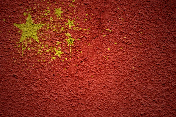 巨大な古い割れた壁に中国のカラフルな国旗が描かれ — ストック写真