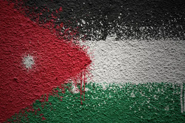 Kolorowe Malowane Duże Flagi Narodowe Jordanu Masywnym Starym Pękniętym Murze — Zdjęcie stockowe