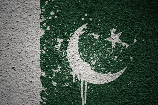Красочный Раскрашенный Большой Национальный Флаг Пакистана Массивной Старой Потрескавшейся Стене — стоковое фото