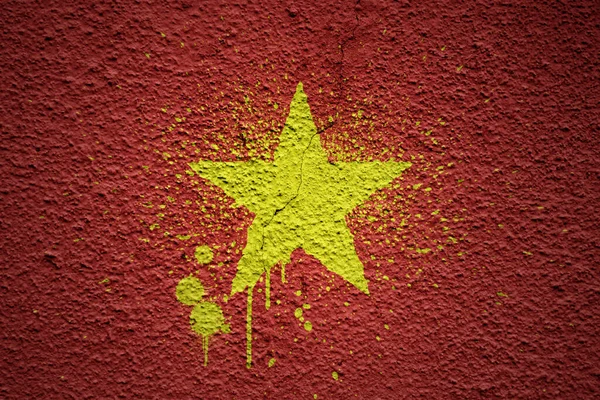 Красочный Раскрашенный Большой Национальный Флаг Вьетнама Массивной Старой Потрескавшейся Стене — стоковое фото